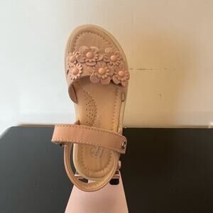 Naturino Brahma Girl’s Leather Pink Sandal with Appliqué Flowers. New w/o Tags